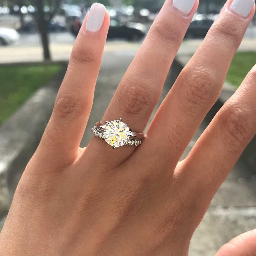 14kt white gold/18kt white gold/18kt yellow gold/platinum/round/on model