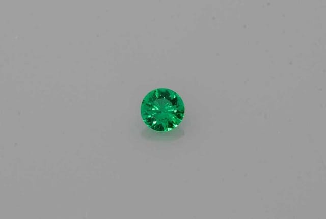 2x2mm Round Emerald Green Color EC Clarity Faceted Cut