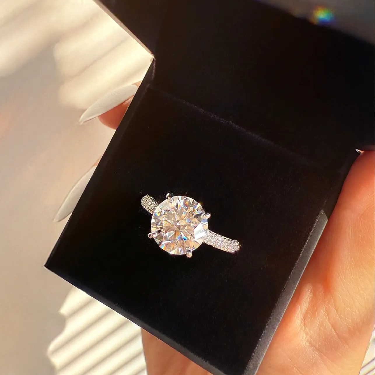 Brilliant cut round diamond set in a sidestone setting in platinum