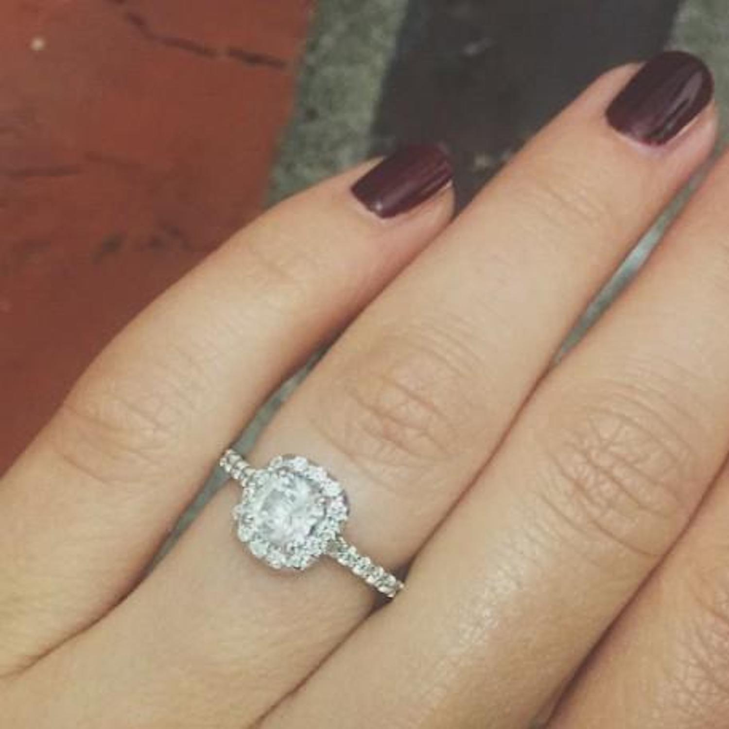 what does a 1 carat engagement ring look like