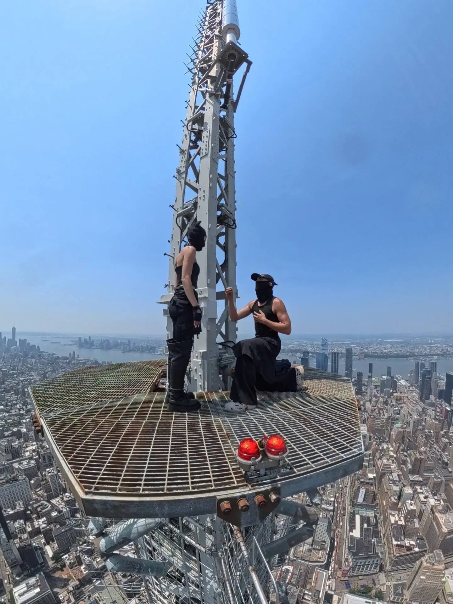 couples proposal on top of empire state building